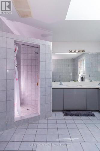 31 Ridley Drive, Hamilton, ON - Indoor Photo Showing Bathroom