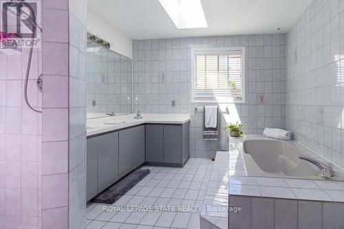 31 Ridley Drive, Hamilton (Quinndale), ON - Indoor Photo Showing Bathroom