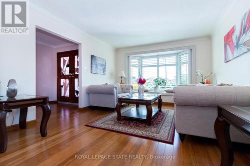 31 Ridley Drive, Hamilton (Quinndale), ON - Indoor Photo Showing Living Room