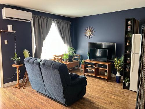 Salon - 4-410 34E Avenue, Saint-Zotique, QC - Indoor Photo Showing Living Room