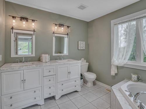 Bathroom - 80 Rue Maisonneuve, Val-Des-Monts, QC - Indoor Photo Showing Bathroom