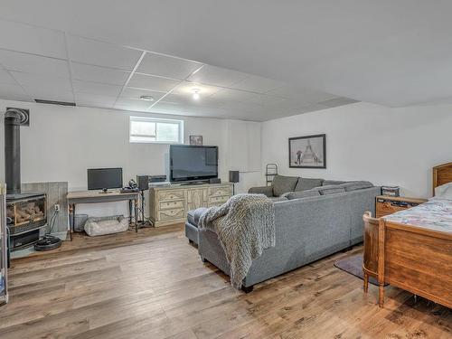 Salle familiale - 80 Rue Maisonneuve, Val-Des-Monts, QC - Indoor