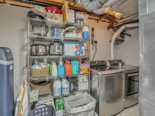 Rangement - 80 Rue Maisonneuve, Val-Des-Monts, QC - Indoor Photo Showing Laundry Room