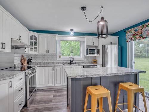 Cuisine - 80 Rue Maisonneuve, Val-Des-Monts, QC - Indoor Photo Showing Kitchen With Upgraded Kitchen