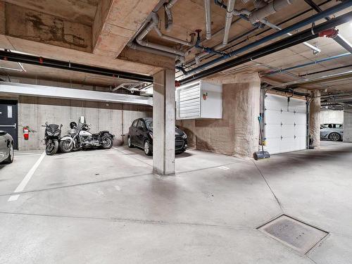 Garage - 302-3430 Rue Masson, Montréal (Rosemont/La Petite-Patrie), QC - Indoor Photo Showing Garage