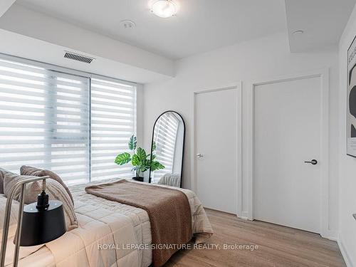 215-250 Lawrence Ave W, Toronto, ON - Indoor Photo Showing Bedroom