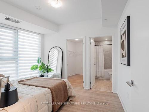 215-250 Lawrence Ave W, Toronto, ON - Indoor Photo Showing Bedroom