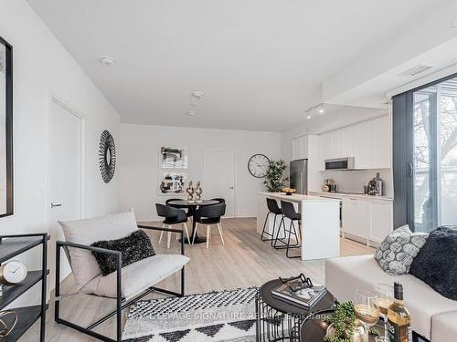 215-250 Lawrence Ave W, Toronto, ON - Indoor Photo Showing Living Room