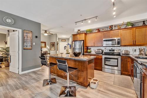 116-151 Taylor Road, Kelowna, BC - Indoor Photo Showing Kitchen With Double Sink