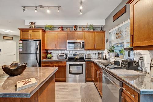 116-151 Taylor Road, Kelowna, BC - Indoor Photo Showing Kitchen