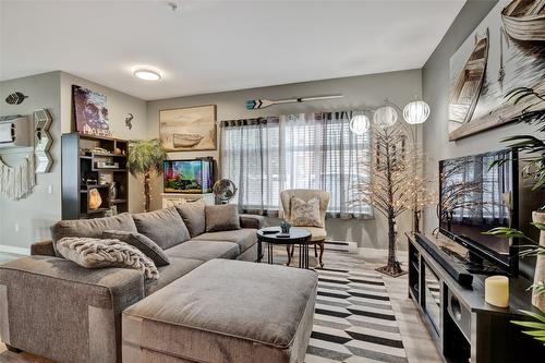 116-151 Taylor Road, Kelowna, BC - Indoor Photo Showing Living Room