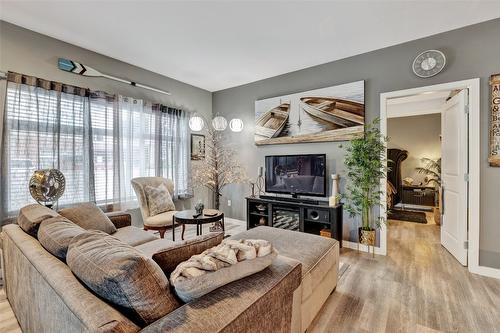 116-151 Taylor Road, Kelowna, BC - Indoor Photo Showing Living Room