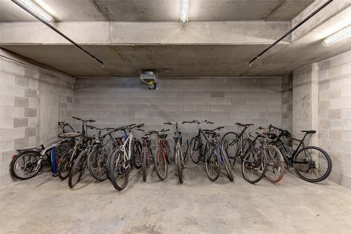 116-151 Taylor Road, Kelowna, BC - Indoor Photo Showing Garage