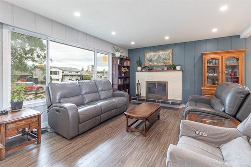 350 Patterson Road, Kelowna, BC - Indoor Photo Showing Living Room With Fireplace