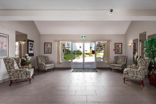 201-1329 Klo Road, Kelowna, BC - Indoor Photo Showing Living Room