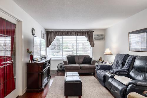 201-1329 Klo Road, Kelowna, BC - Indoor Photo Showing Living Room