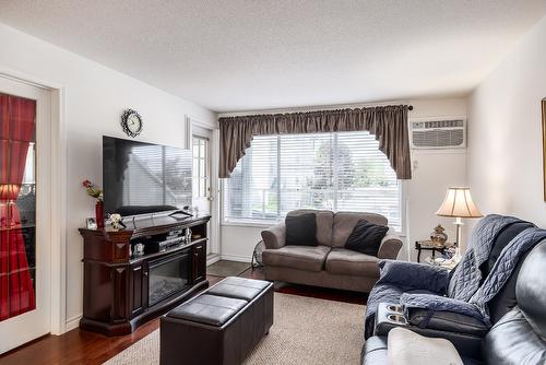 201-1329 Klo Road, Kelowna, BC - Indoor Photo Showing Living Room