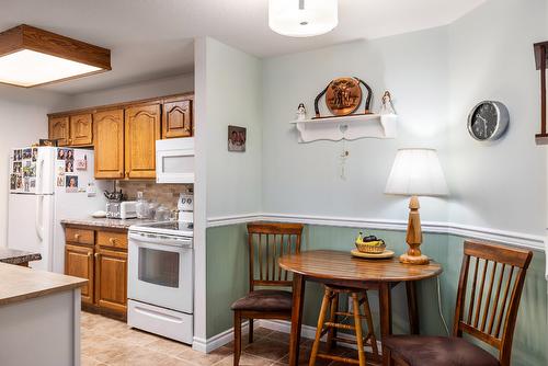 201-1329 Klo Road, Kelowna, BC - Indoor Photo Showing Kitchen