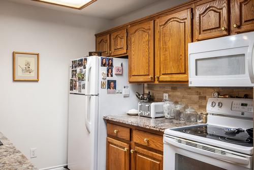 201-1329 Klo Road, Kelowna, BC - Indoor Photo Showing Kitchen