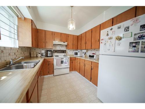 721 23A Avenue N, Cranbrook, BC - Indoor Photo Showing Kitchen With Double Sink