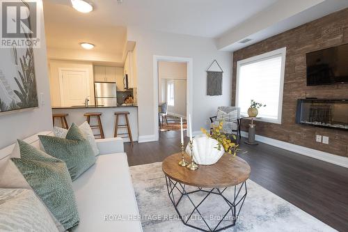 119 - 481 Rupert Avenue, Whitchurch-Stouffville, ON - Indoor Photo Showing Living Room