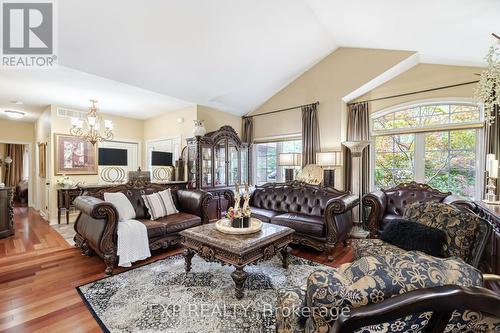 18 Martha Court, Pelham, ON - Indoor Photo Showing Living Room