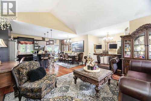 18 Martha Court, Pelham (Fenwick), ON - Indoor Photo Showing Living Room