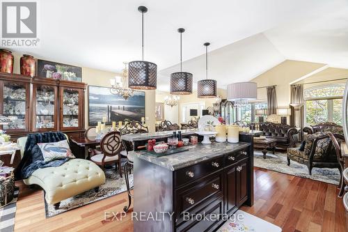 18 Martha Court, Pelham (Fenwick), ON - Indoor Photo Showing Living Room