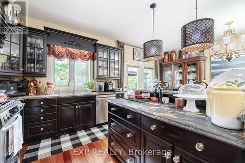 18 Martha Court, Pelham (Fenwick), ON - Indoor Photo Showing Kitchen With Double Sink