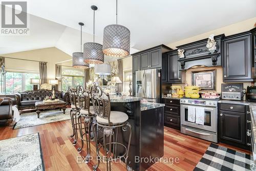 18 Martha Court, Pelham, ON - Indoor Photo Showing Kitchen