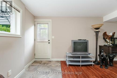 18 Martha Court, Pelham, ON - Indoor Photo Showing Other Room