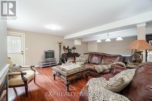 18 Martha Court, Pelham (Fenwick), ON - Indoor Photo Showing Living Room