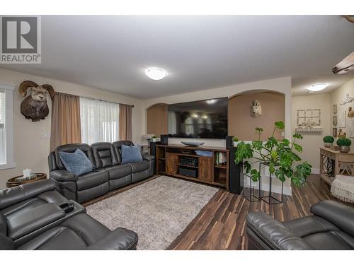 14 Saddleback Road, Lumby, BC - Indoor Photo Showing Living Room