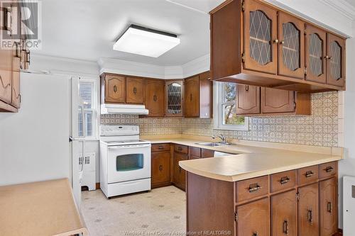 3985 Roseland Drive East, Windsor, ON - Indoor Photo Showing Kitchen