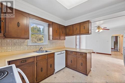 3985 Roseland Drive East, Windsor, ON - Indoor Photo Showing Kitchen