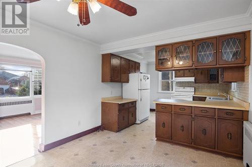 3985 Roseland Drive East, Windsor, ON - Indoor Photo Showing Kitchen