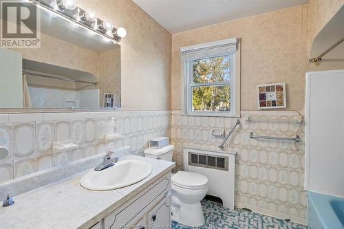 3985 Roseland Drive East, Windsor, ON - Indoor Photo Showing Bathroom