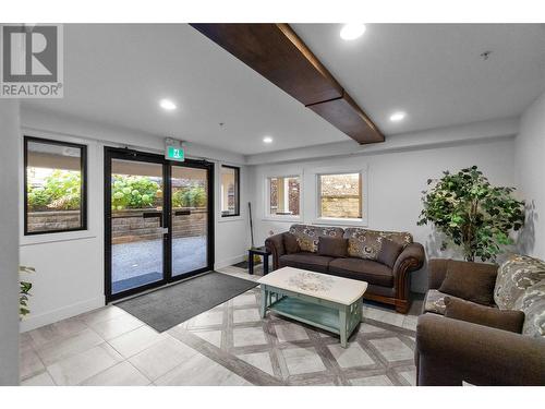 330 4 Avenue Se Unit# 304, Salmon Arm, BC - Indoor Photo Showing Living Room