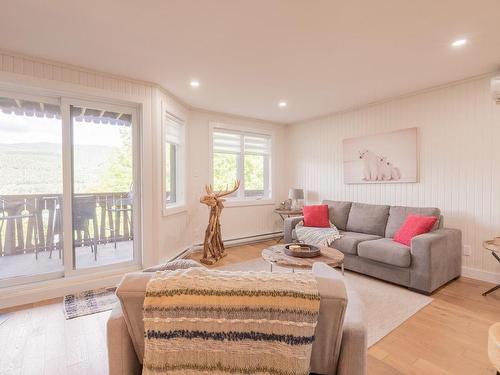 Salon - 482-211 Ch. De Lac-Tremblant-Nord, Mont-Tremblant, QC - Indoor Photo Showing Living Room