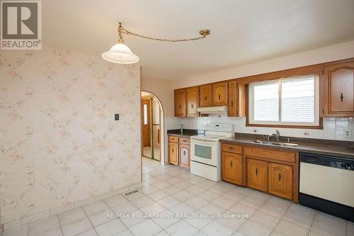 17 Ashwood Court, Hamilton (Stoney Creek), ON - Indoor Photo Showing Kitchen