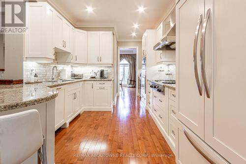 15 - 2400 Neyagawa Boulevard, Oakville (River Oaks), ON - Indoor Photo Showing Kitchen With Upgraded Kitchen