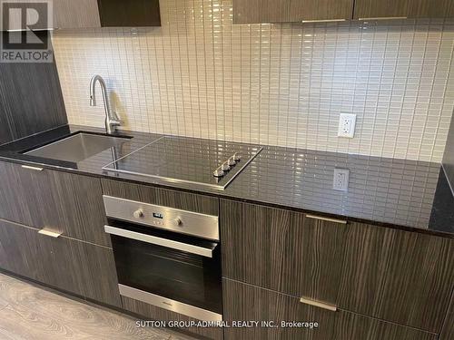 809 - 5 St. Joseph Street, Toronto, ON - Indoor Photo Showing Kitchen