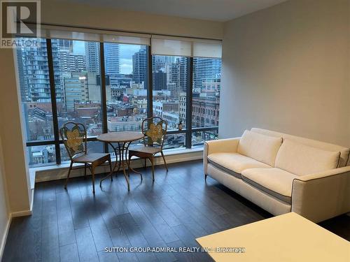 809 - 5 St. Joseph Street, Toronto, ON - Indoor Photo Showing Living Room