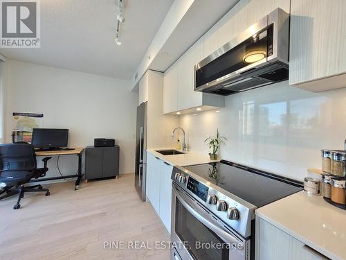 0912 - 25 Richmond Street E, Toronto, ON - Indoor Photo Showing Kitchen