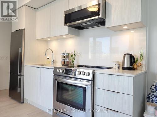 0912 - 25 Richmond Street E, Toronto, ON - Indoor Photo Showing Kitchen