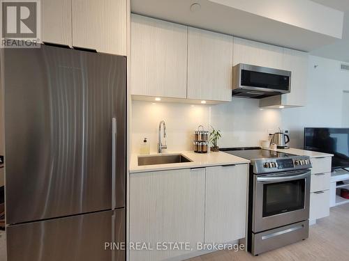 0912 - 25 Richmond Street E, Toronto, ON - Indoor Photo Showing Kitchen With Upgraded Kitchen