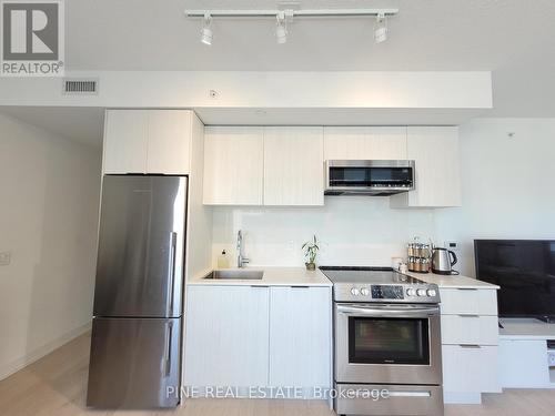 0912 - 25 Richmond Street E, Toronto, ON - Indoor Photo Showing Kitchen