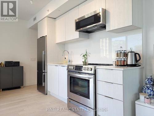 0912 - 25 Richmond Street E, Toronto, ON - Indoor Photo Showing Kitchen