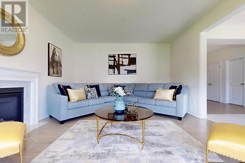 1623 Corsal Court, Innisfil, ON - Indoor Photo Showing Living Room