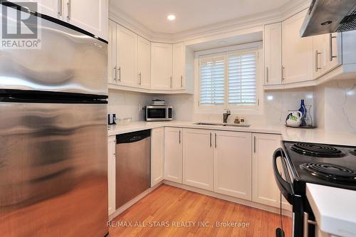 26 Ashglen Way, Markham (Unionville), ON - Indoor Photo Showing Kitchen With Double Sink